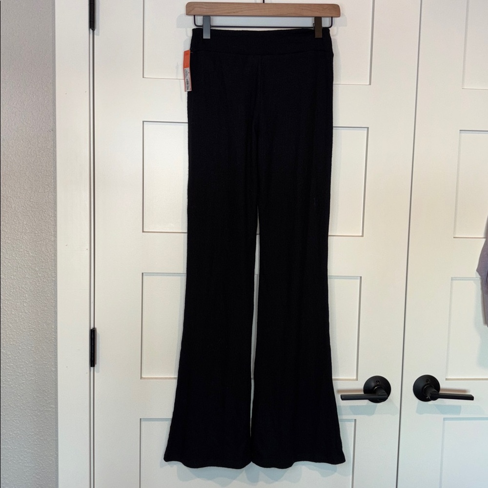 Colsie Ribbed Flare Leggings - Picture 5 of 9